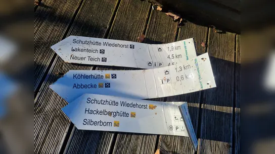Beschädigte Wegweiser. (Foto: Naturpark Solling-Vogler)