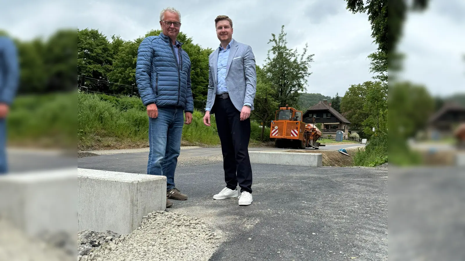 V.l.: Günther Ludwig und Fabian Thomas am Radweg. (Foto: privat)