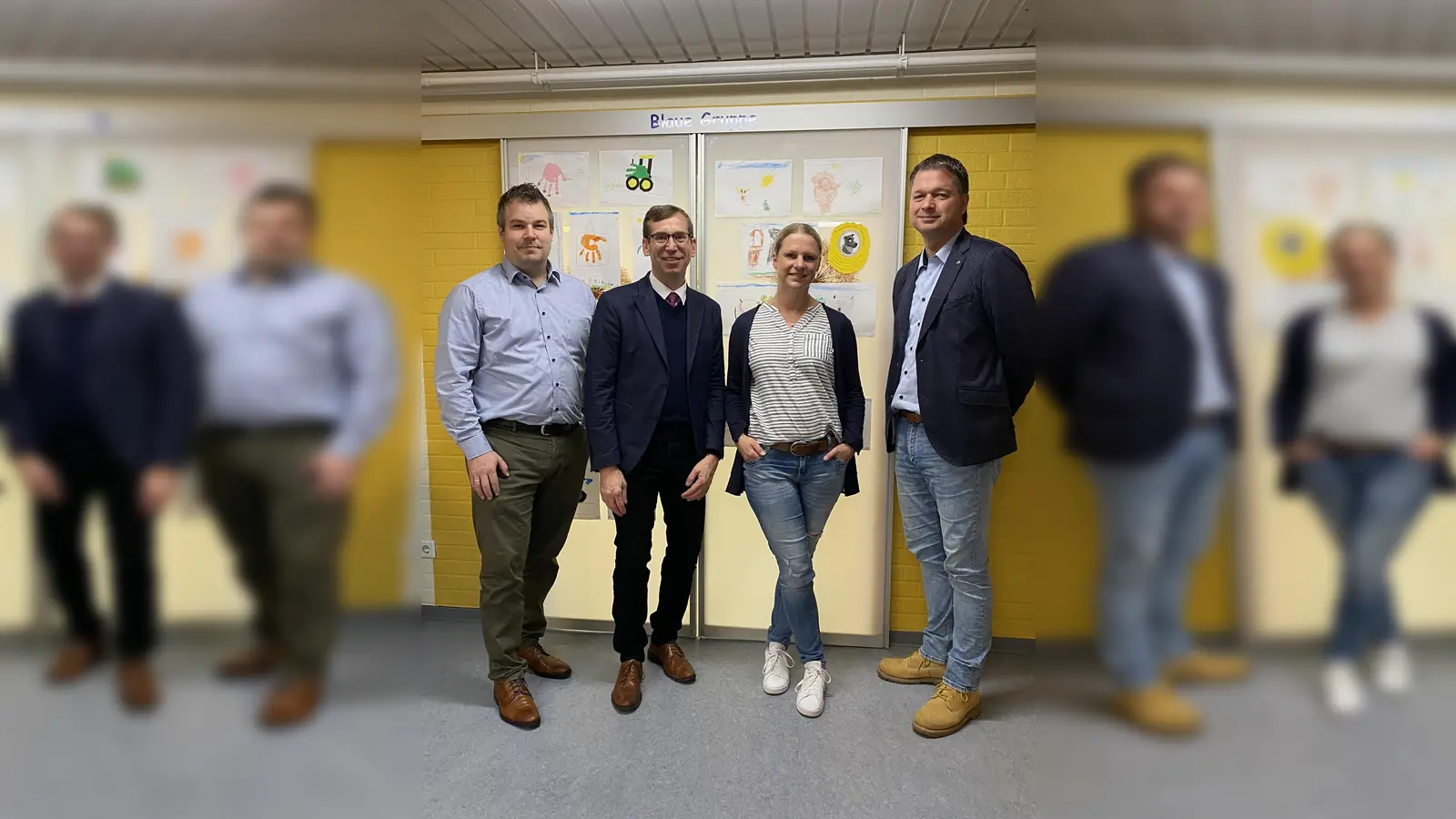 Silke Drese leitet die Kita Pusteblume mit offener Bürotür. Ortsvorsteher Thomas Klenke, Bürgermeister Tobias Scherf und Olaf Krane, Leitung Fachbereich III, besuchten sie an ihrem Arbeitsplatz in Daseburg. (Foto: Stadt Warburg)
