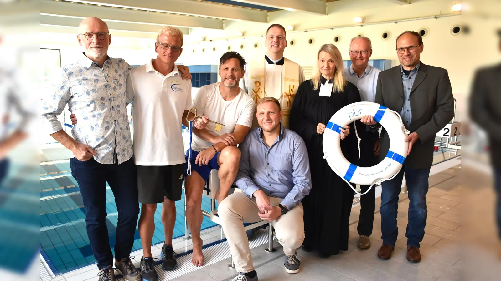 Bei der Einweihung (v. l.) Uwe Lippenmeyer (ehemals. Bauamt) Alexander Klaus (Schwimmmeister), Bürgermeister Tino Wenkel, Florian Seela (Bauamt), Pastor Stephan Massolle, Pfarrerin Christiane Zina, ehemaliger Bürgermeister Hubertus Grimm und Architekt Hans Gille (Büro pbr aus Bielefeld).  (Foto: Barbara Siebrecht)