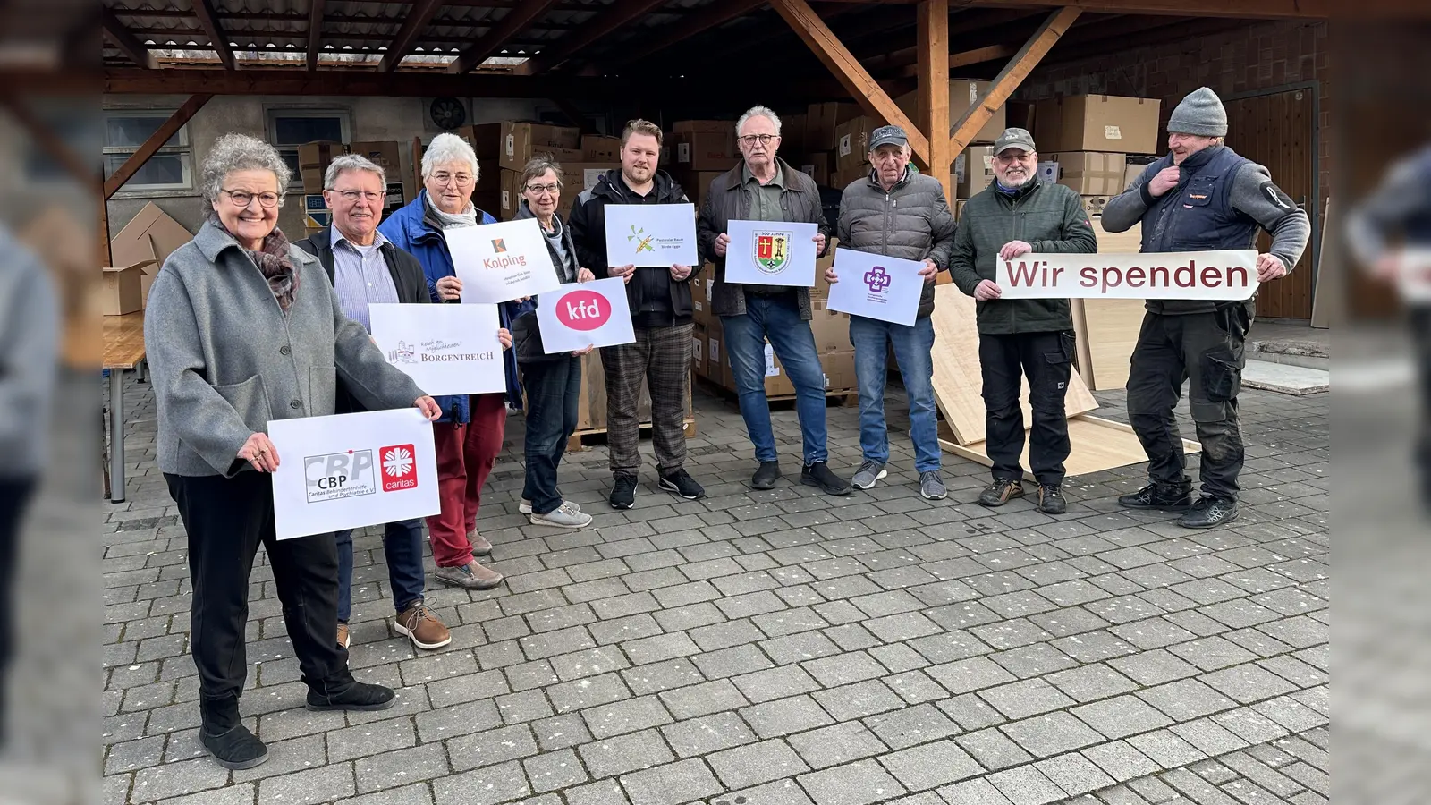Beim Verladen der zahlreichen Spenden für die Ukraine sind hier Helfer von beteiligten Gruppen zu sehen (v.l.): Ute Dohmann-Bannenberg, Werner Dürdoth, Angelika Stüve, Birgit Conze, Jan Lütkemeier, Erich Bannenberg, Wolfgang Zintl, Manfred Flore und Christoph Herbold. (Foto: privat)
