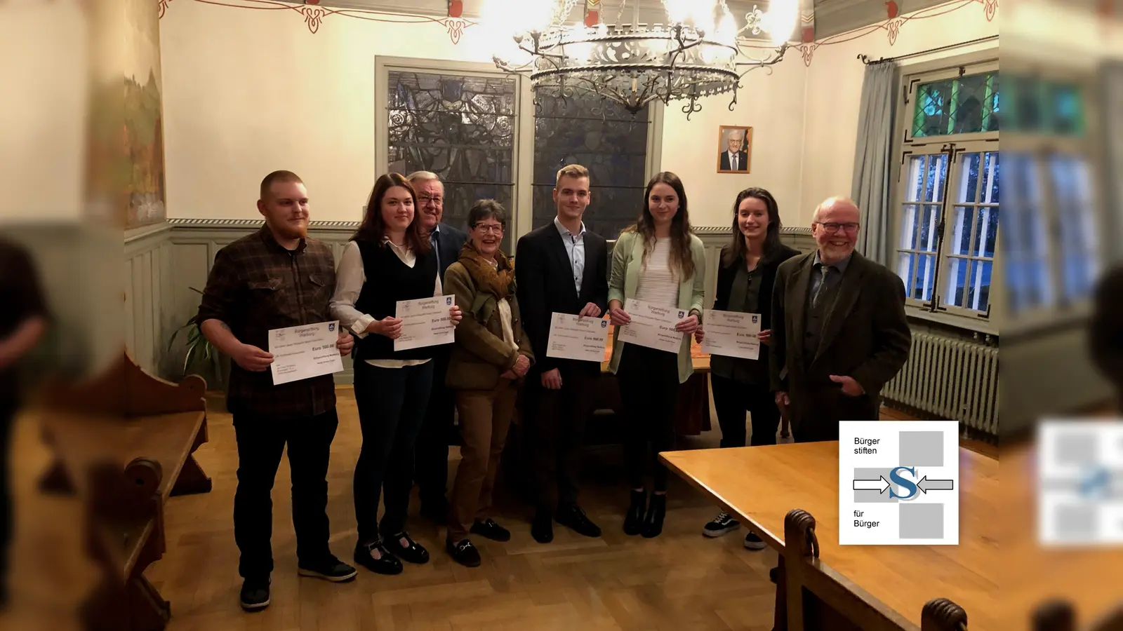 Jan-Luca Strathaus, Pia Colli, Ernst Martin Peitz (Bürgerstiftung), Anneli Seulen (Stifterin), Noah Wagemann, Lara Kleinert, Evelyn Figge und Winfried Volmert (Bürgerstiftung). (Foto: Bürgerstiftung)