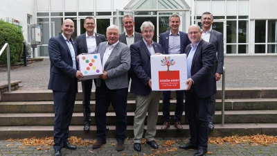 V.l.: Sascha Hofmann, Michael Meier, Martin Knorrenschild, Heinrich Gabriel, Hermann Temme, Jens Härtel, Michael Stolte und Jürgen Behlke informierten über den Wirtschaftstag und laden die Bürger in die Stadthalle ein.  (Foto: Stadt Brakel)