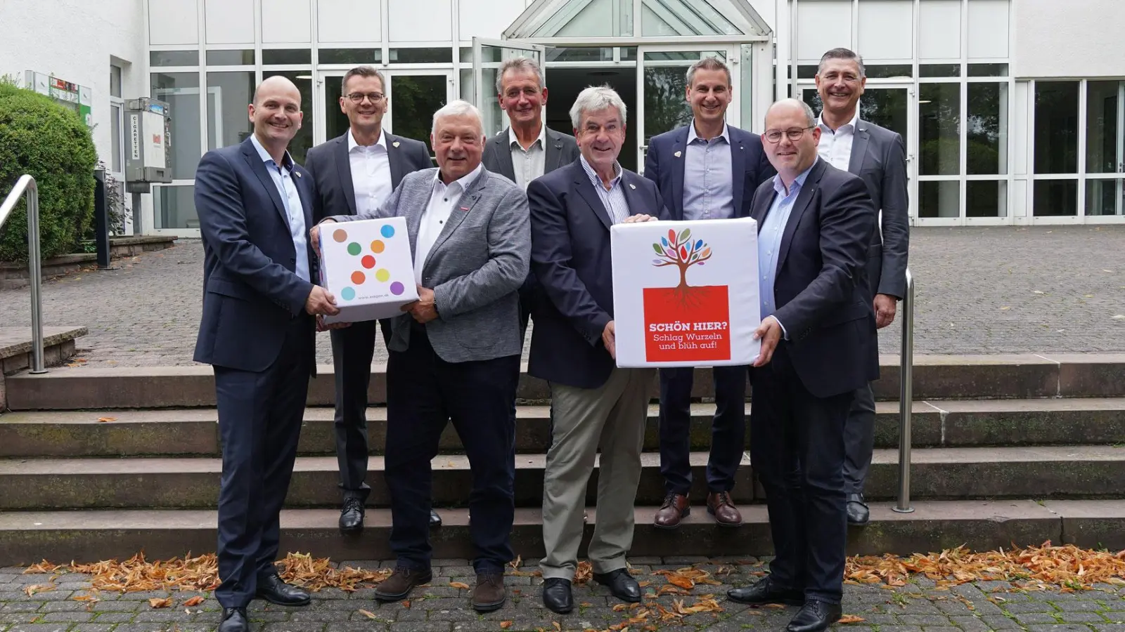 V.l.: Sascha Hofmann, Michael Meier, Martin Knorrenschild, Heinrich Gabriel, Hermann Temme, Jens Härtel, Michael Stolte und Jürgen Behlke informierten über den Wirtschaftstag und laden die Bürger in die Stadthalle ein.  (Foto: Stadt Brakel)