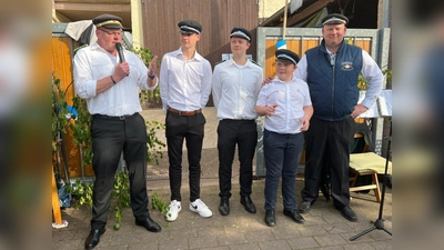 Siegerehrung: (v.l.) Oberst Matthias Alberding, Jungschützenkönig Lukas Alberding, Vizekönig Torben Sprock, Kinderschützenkönig Tammo Schüttemeyer, Schützenkönig Heinz-Jürgen Schüttemeyer.  (Foto: Schützenbruderschaft Herstelle)