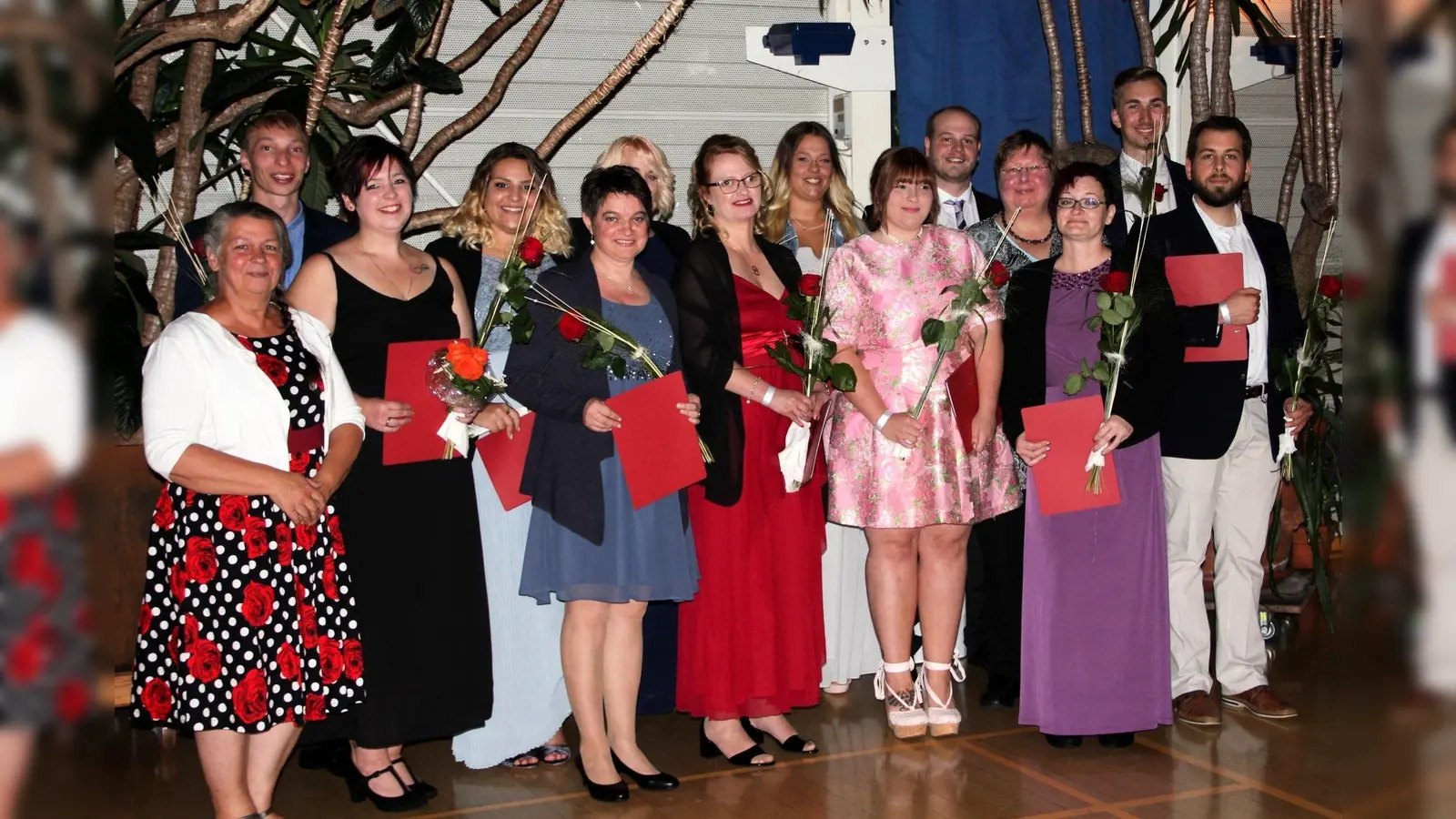 Zwölf ausgebildete Altenpfleger auf ihrer Abschlussfeier: (v.l.) Klassenlehrerin Elisabeth Peschke, Marcel Müller, Katharina Gieseke, Lisa Zaya Odeshow, Edita Sereikaite, Anika Göhmann, Birgit Volze, Anna-Lena Schmidt, Nena Geißer, Stefan Jahns, stellvertretende Schulleiterin Anke Heimbokel, Monika Kwoczek, André Schumacher, Lukas Döhler. (Foto: Foto: Albert Schweitzer Familienwerk)