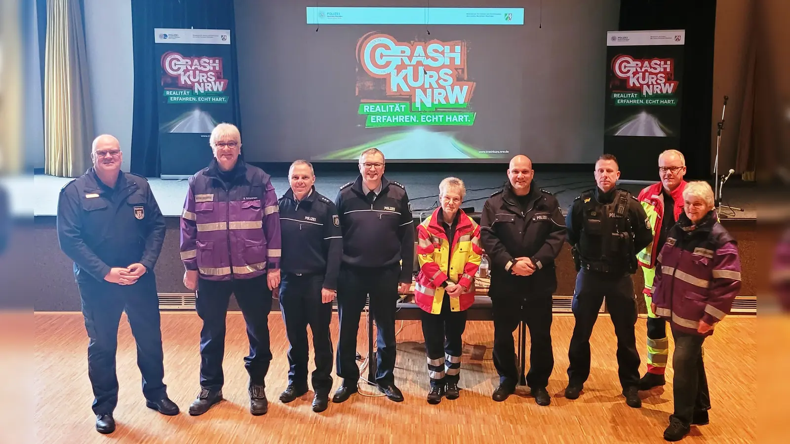 Polizisten, Feuerwehrleute, Notfallseelsorger, Notärzte, Verkehrsunfallopfer berichten beim Crash Kurs von ihren Erfahrungen. (Foto: Gymnasium Beverungen)