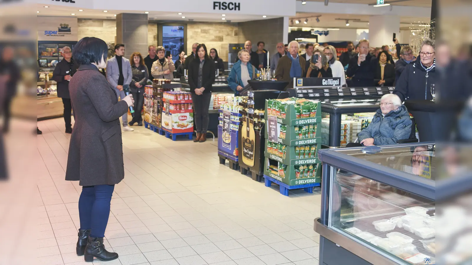 Mari Haideri (vorn links) konnte in der vergangenen Woche zahlreiche Gäste in ihrem neugestalteten Lebensmittelmarkt begrüßen. So wie die Umbauphase, erfolgte auch die Feier im laufenden Betrieb. (Foto: Stefan Bönning)