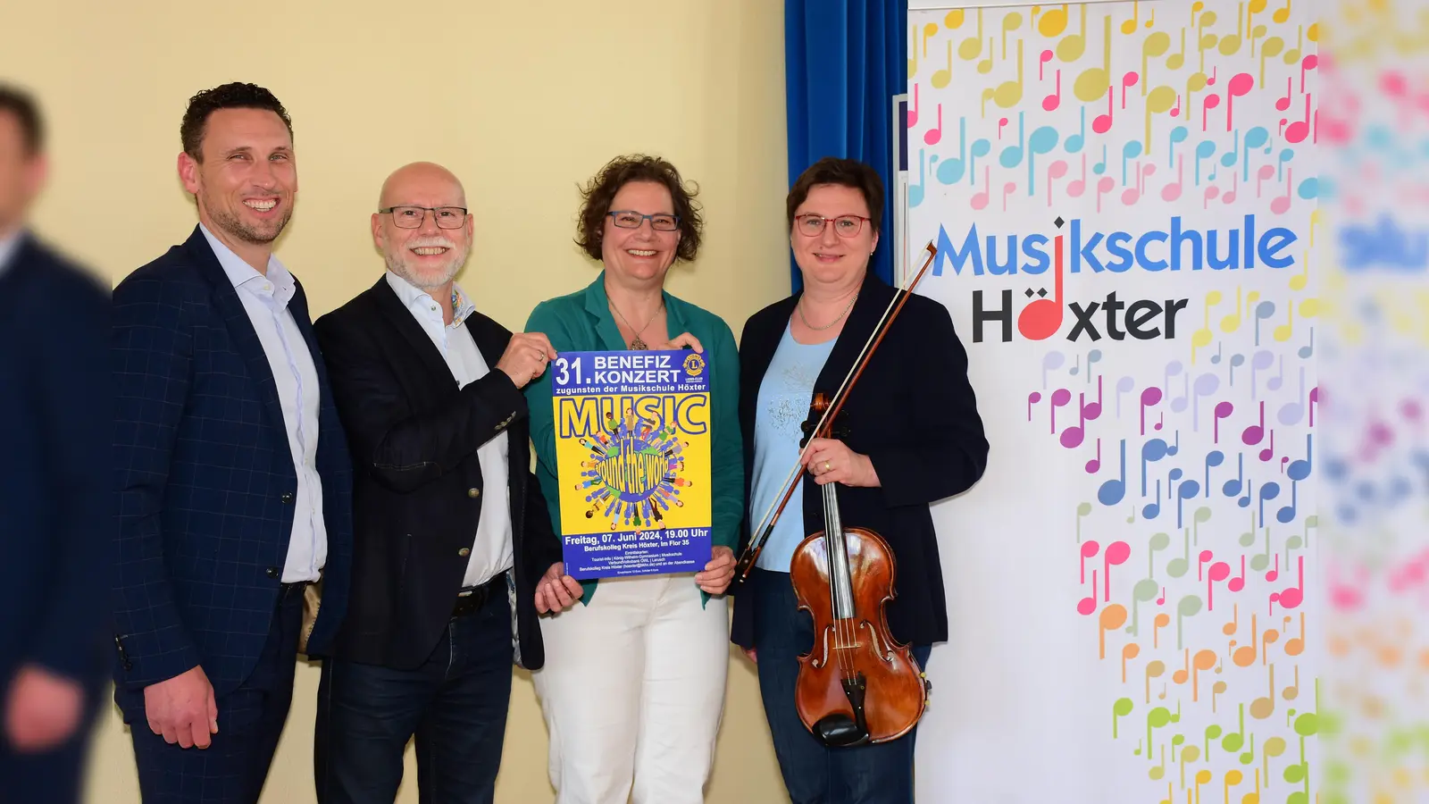 V.l.: Christoph Schreiber (Präsident Lions-Club Höxter-Corvey), Falk Orban (1. Vorsitzender Förderverein der Musikschule Höxter), Jutta Quadflieg (Kassiererin Förderverein der Musikschule Höxter) und Klaudia Knapp (Leiterin Musikschule Höxter). (Foto: Joachim Quadflieg)