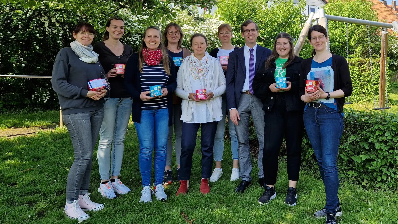  Das Team der katholischen Kindertagesstätte Charvinstift mit Bürgermeister Tobias Scherf. (Foto: Stadt Warburg)
