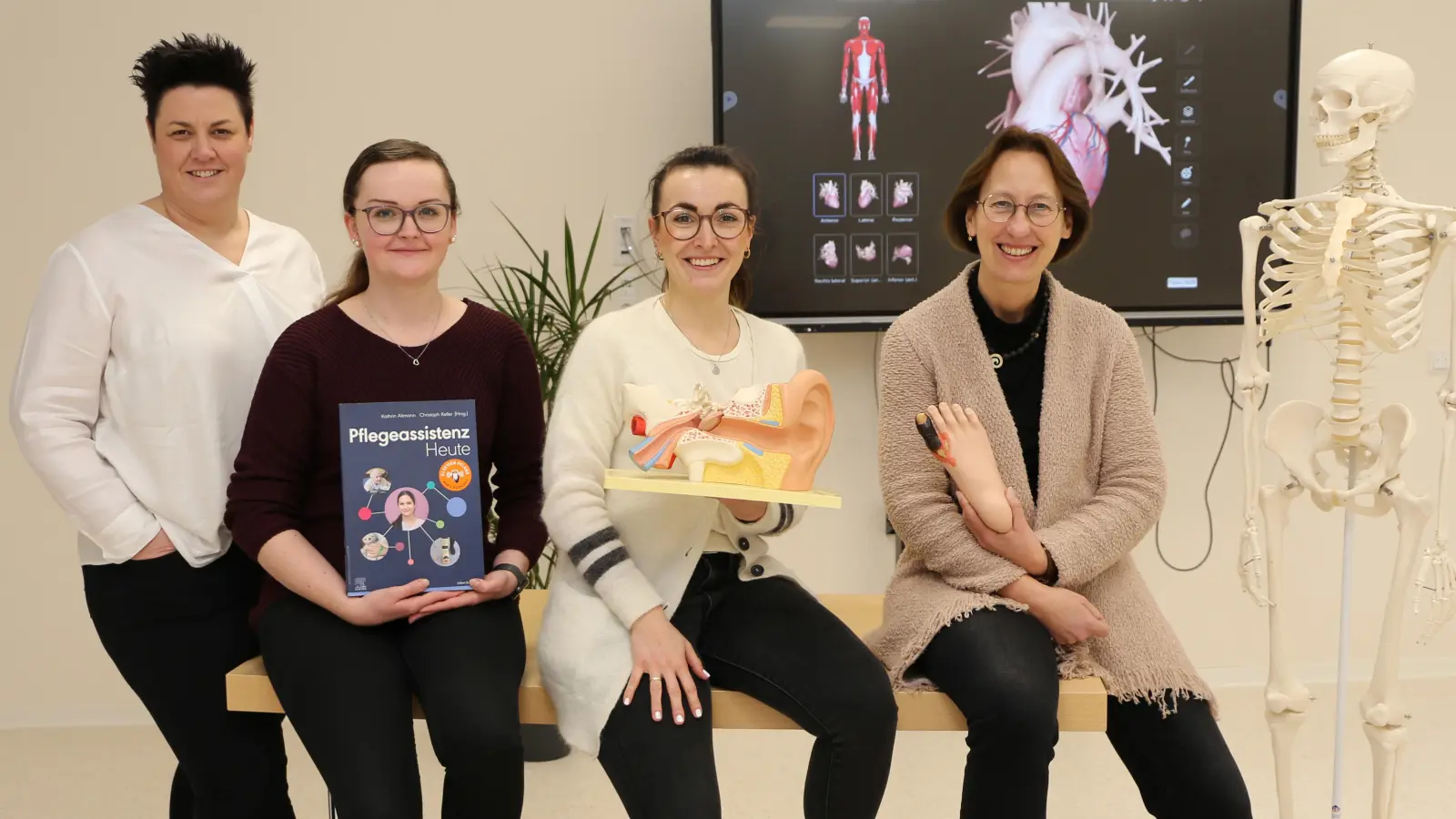 Das Bildungszentrum der KHWE bietet ein Speeddating für die Pflegeausbildung und das Studium der Pflege- und Gesundheitswissenschaften an (v.l.): Schulleiterin Stefanie Schoppe zusammen mit den Lehrkräften Jasmin Rais und Friederike Potthoff sowie der stellvertretenden Schulleiterin Katrin Kamphues. (Foto: KHWE)