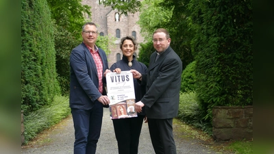 In bewährter Zusammenarbeit mit Klaudia Preis-Konze bereiten Marcus Beverungen (links) und Pfarrdechant Dr. Hans-Bernd Krismanek die Vitusfeierlichkeiten mit Pontifikalamt und anschließendem Pfarrfest vor. (Foto: Kirchengemeinde Corvey)