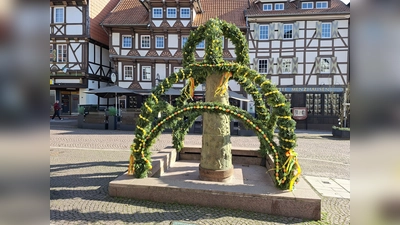 Der Spenneweih-Brunnen hat sich in einen Osterbrunnen verwandelt. (Foto: Touristik-Information Uslar)