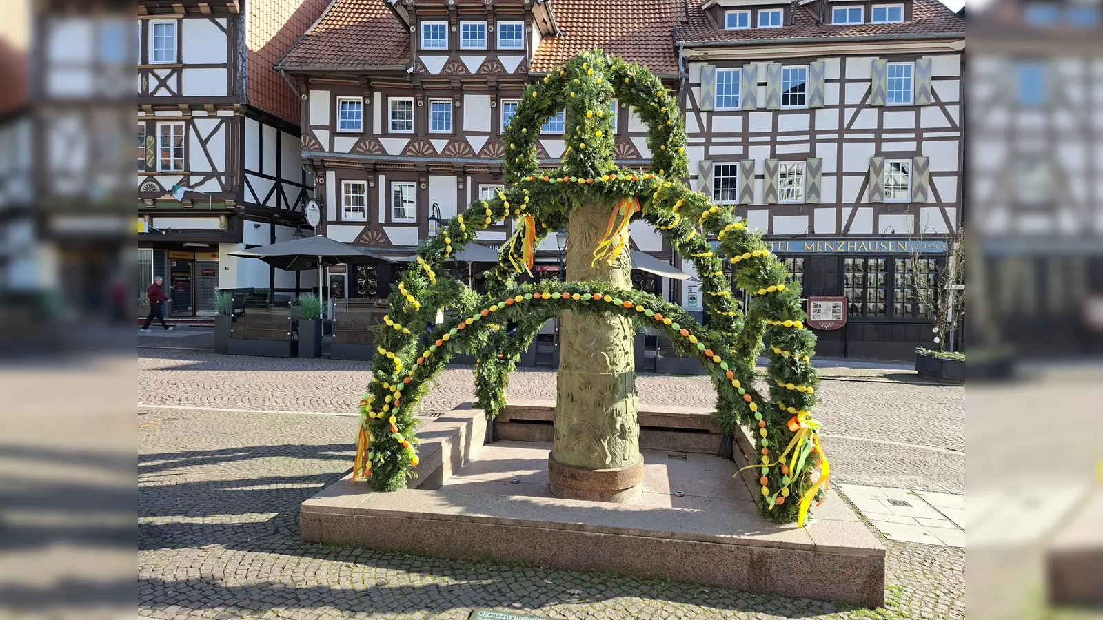 Der Spenneweih-Brunnen hat sich in einen Osterbrunnen verwandelt. (Foto: Touristik-Information Uslar)