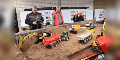 Eine Baustelle mit Modellbau-Fahrzeugen zog viele Besuchende jeden Alters in ihren Bann.  (Foto: Barbara Siebrecht)
