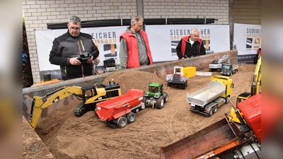Eine Baustelle mit Modellbau-Fahrzeugen zog viele Besuchende jeden Alters in ihren Bann.  (Foto: Barbara Siebrecht)