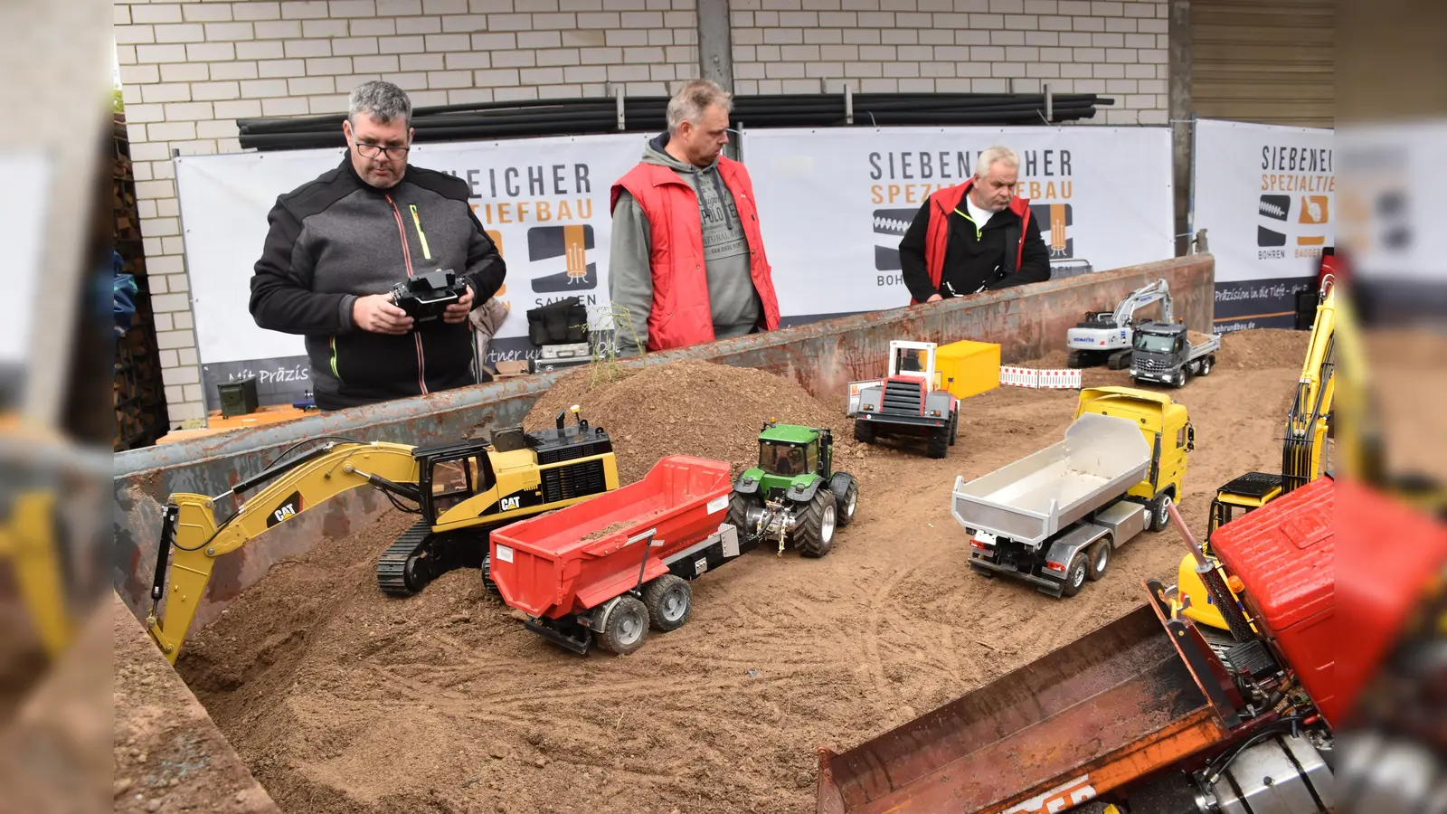 Eine Baustelle mit Modellbau-Fahrzeugen zog viele Besuchende jeden Alters in ihren Bann.  (Foto: Barbara Siebrecht)