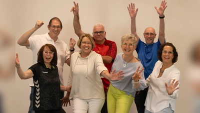 Schon jetzt in Feierlaune – der Vorstand der DJK Brakel freut sich auf die gemeinsame Jubiläumsfeier – (h.l.) Karsten Oeynhausen, Matthias Mogge, Michael Schwerdtfeger, (v.l.) Marion Mogge, Cora Henneke, Birgit Rauchmann, Walburga Neu. (Foto: Friederike Rauchmann)