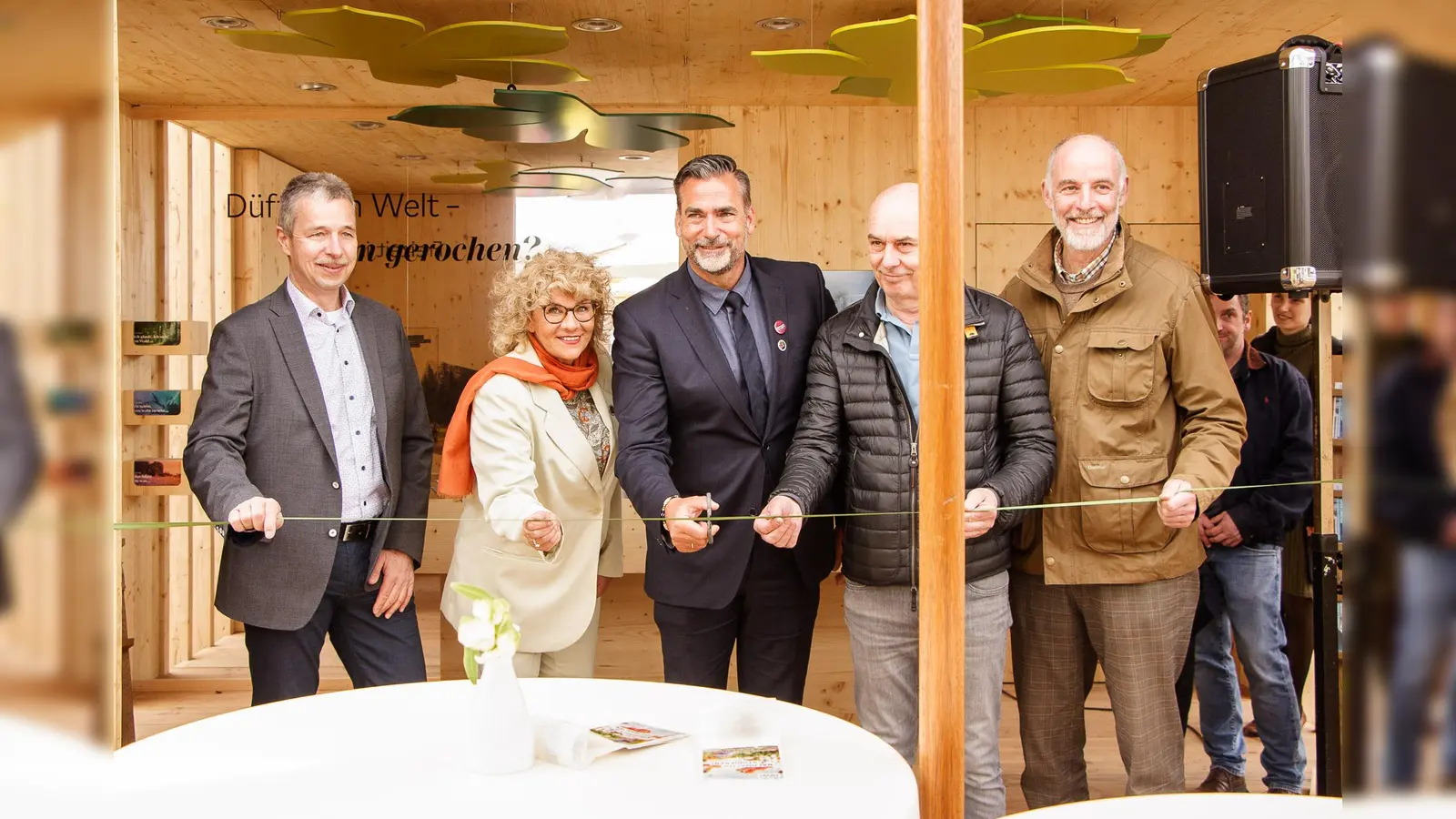 Durchtrennen das grüne Band der Hoffnung und geben den Startschuss zum gemeinschaftlichen Wirken auf der LGS: (v.l.) Prof. Dr. Andree Rebmann, Andrea Dangela, Christian Belke, Bernhard Kott und Dirk Reuter. (Foto: privat)