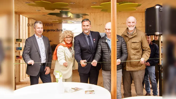 Durchtrennen das grüne Band der Hoffnung und geben den Startschuss zum gemeinschaftlichen Wirken auf der LGS: (v.l.) Prof. Dr. Andree Rebmann, Andrea Dangela, Christian Belke, Bernhard Kott und Dirk Reuter. (Foto: privat)