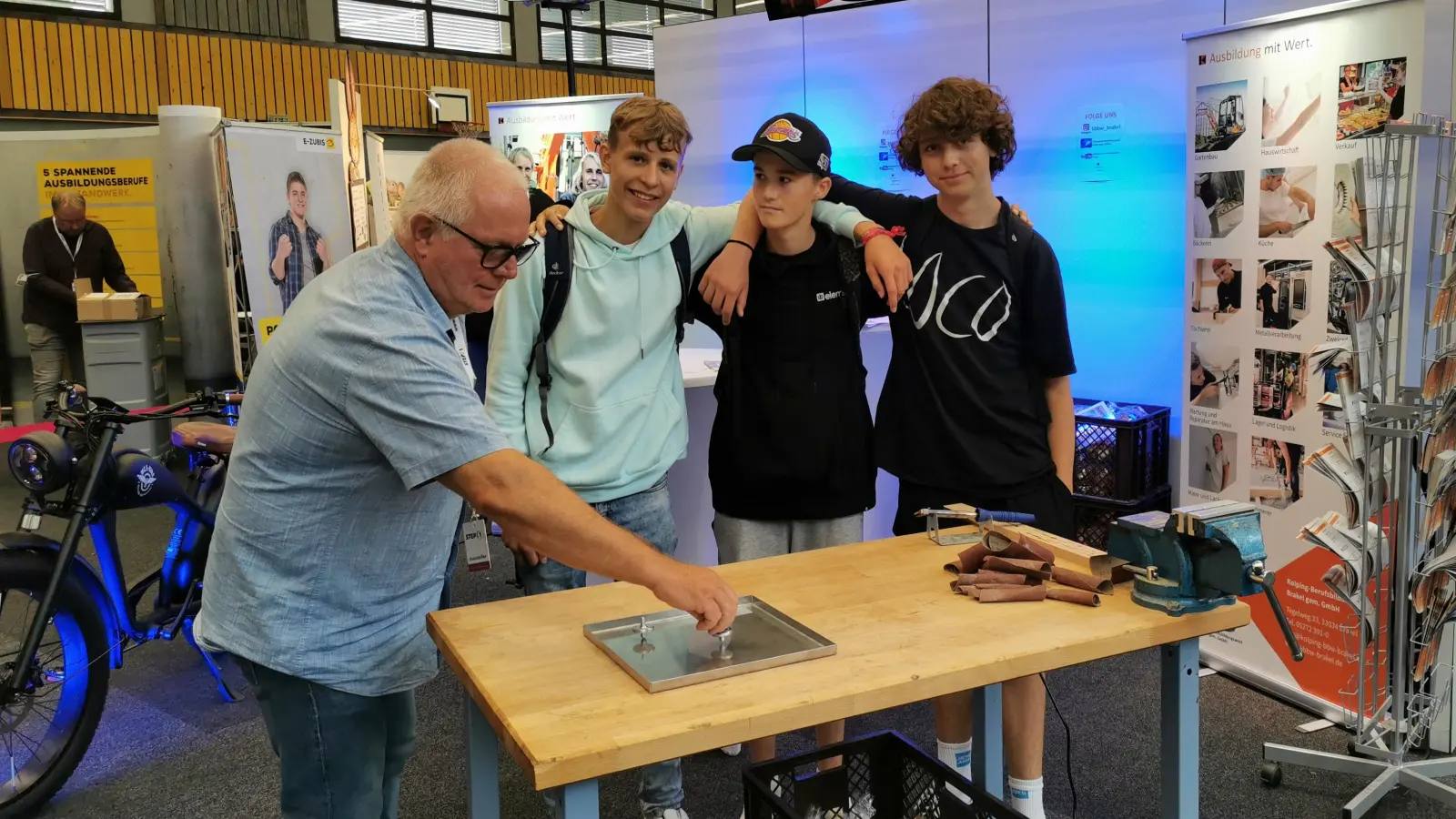 Schüler der Sekundarschule Beverungen informieren sich am Stand des Kolping Berufsbildungswerk Brakel.  (Foto: Hubertus Nahen)
