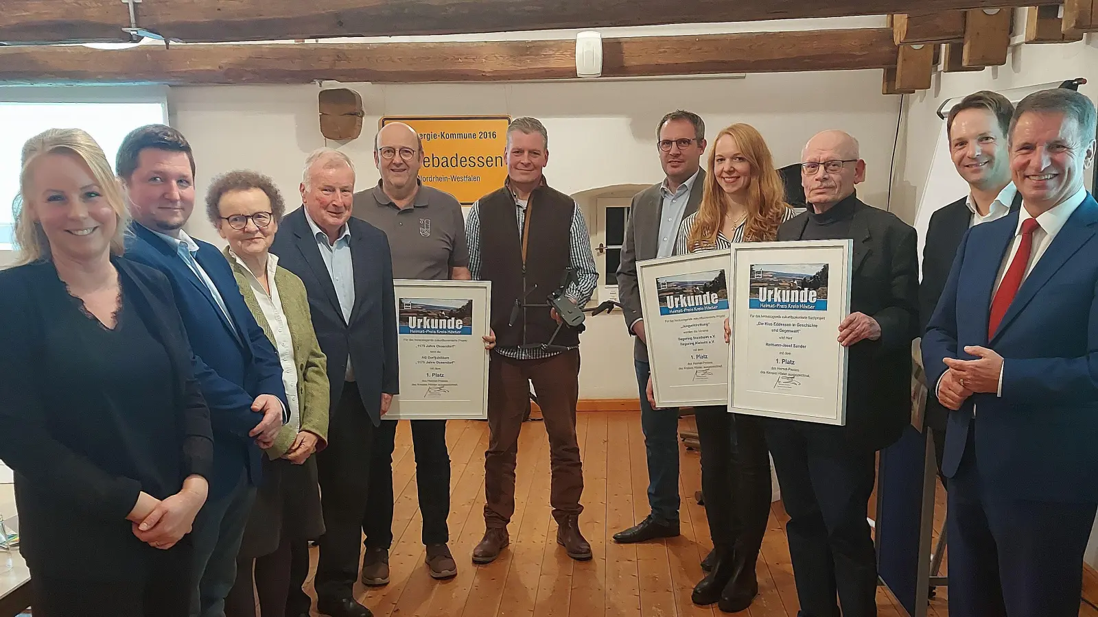 V.l.: Katharina Serinelli und Sascha Atteln (Team Geschäftsstelle Ehrenamt des Kreises Höxter), Margret Golüke-Knuhr (Jury), Kreisheimatpfleger Hans-Werner Gorzolka (Jury), Stefan Kleinhans (Dorfgemeinschaft Ossendorf), Markus Ahlemeyer (Vorsitzender Hegering Nieheim), Frank Oppermann (Jury), Stephan Kreye (Jury), Frederik Köhler (Jury) Lisa Maluck-Husemann (Vorsitzende Hegering Steinheim), Hermann-Josef Sander und Stephan Böker (Jury), Landrat Michael Stickeln.  (Foto: Kreis Höxter)