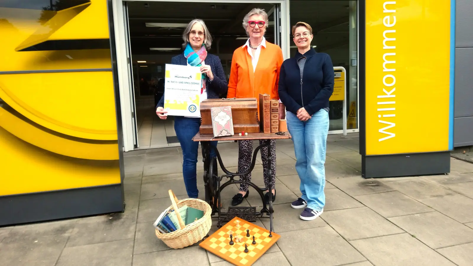 Auf die 14. Buch- und Spielebörse freuen sich (v.l.) Melanie Humborg, Ursula Niewöhner und Petra Nolte. (Foto: Doris Dietrich)