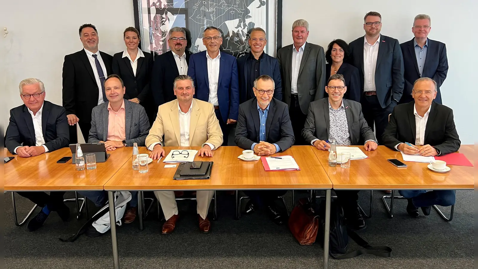 Gründungsmitglieder der Genossenschaft: (hinten von links) Oliver Brunkow, Landkreis Kassel, Coralie Zilch, Hessenmetall, Christian Strube, WFG Region Kassel, Landrat Andreas Siebert, Carsten Rahier, Hessenmetall, Peter Nissen, Landkreis Kassel, Alexandra Kaske-Diekmann, Kreishandwerkerschaft Kassel, Marius Jung, Kreishandwerkerschaft Kassel, Dr. Thorsten Möller, Genossenschaftsverband – Verband der Regionen e.V., (sitzend von links) Jürgen Kümpel, Hessenmetall Nordhessen e. V., Dr. Thomas Fölsch und Dr. Arnd Klein-Zirbes, IHK Kassel-Marburg, Dirk Schöttelndreier, EHV sowie Jürgen Müller und Frank Dittmar, Handwerkskammer Kassel.  (Foto: Landkreis Kassel)