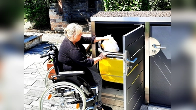 Dank eines patentierten Innenmechanismus kann die Mülltonne bequem mit nur einer Hand befüllt werden. (Foto: DJD/Halabox)
