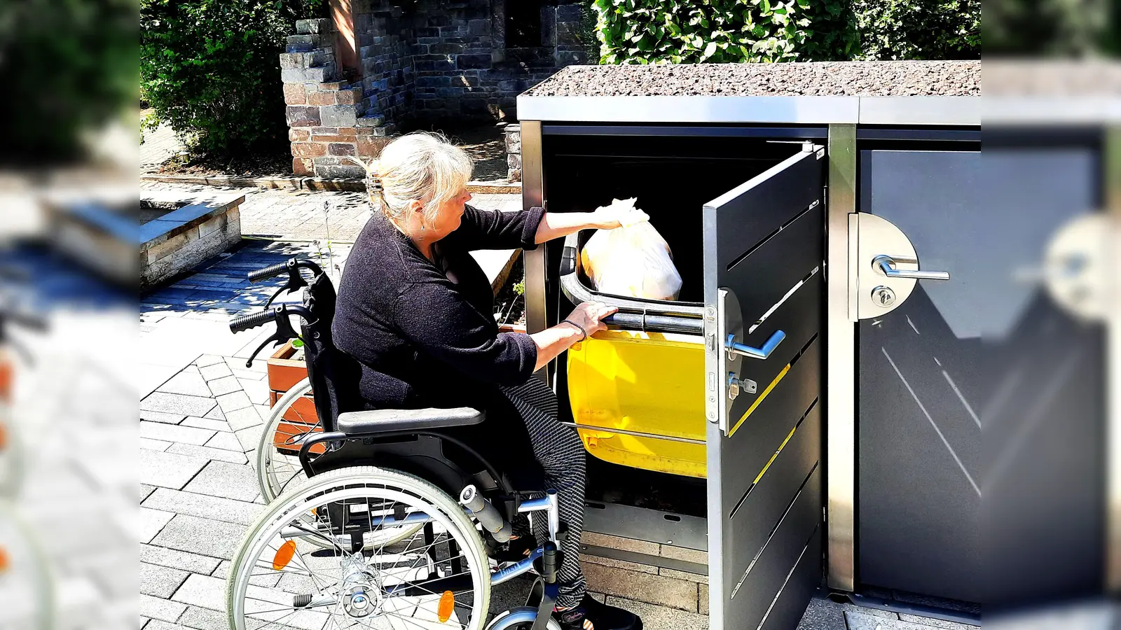 Dank eines patentierten Innenmechanismus kann die Mülltonne bequem mit nur einer Hand befüllt werden. (Foto: DJD/Halabox)