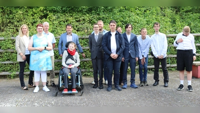 Die Entlass-Schülerinnen und Schüler mit ihren Lehr- und Integrationskräften sowie Konrektorin Alexandra Kleinschmidt, Fachbereichsleitung Kinder und Jugendliche Elmar Müller, Schulleiter Christian Haag und Leitung Wohnen Simone Schneyer. (Foto: privat)