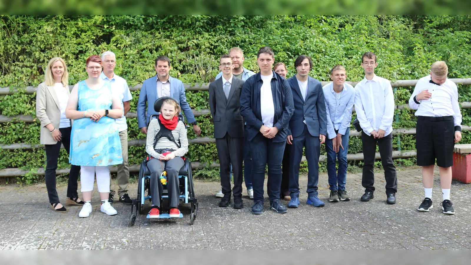 Die Entlass-Schülerinnen und Schüler mit ihren Lehr- und Integrationskräften sowie Konrektorin Alexandra Kleinschmidt, Fachbereichsleitung Kinder und Jugendliche Elmar Müller, Schulleiter Christian Haag und Leitung Wohnen Simone Schneyer. (Foto: privat)