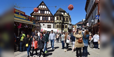 Sonntäglicher Bummel durch Höxters geschmückte Fußgängerzone. (Foto: Marc Otto)