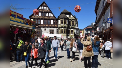 Sonntäglicher Bummel durch Höxters geschmückte Fußgängerzone. (Foto: Marc Otto)
