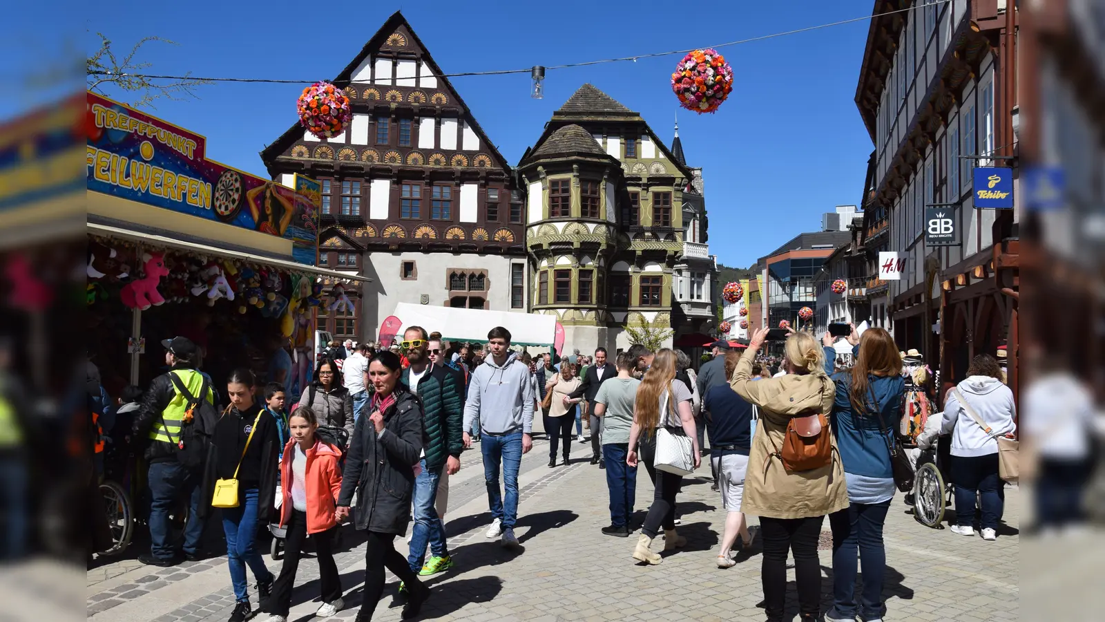 Sonntäglicher Bummel durch Höxters geschmückte Fußgängerzone. (Foto: Marc Otto)