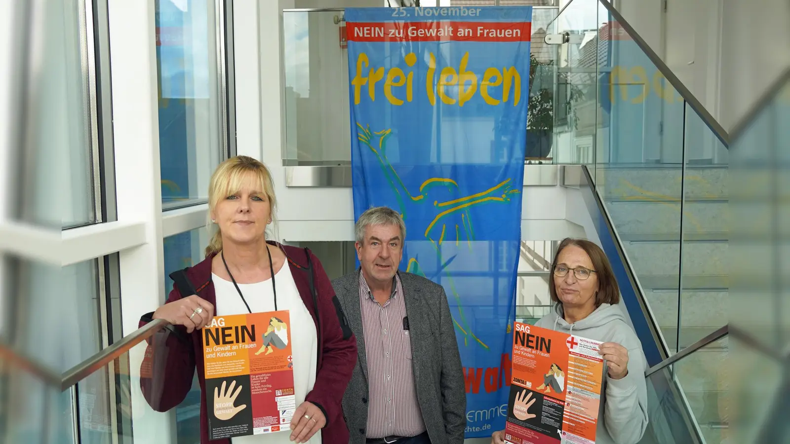 Möchten auf die Aktionen in Brakel am 24. November hinweisen (v.l.): Ulrike Nolte (Gleichstellungsbeauftragte), Bürgermeister Hermann Temme und Ingrid Roland (Mitglied des Arbeitskreises gegen Gewalt an Frauen und Kindern im Kreis Höxter). (Foto: Stadt Brakel)