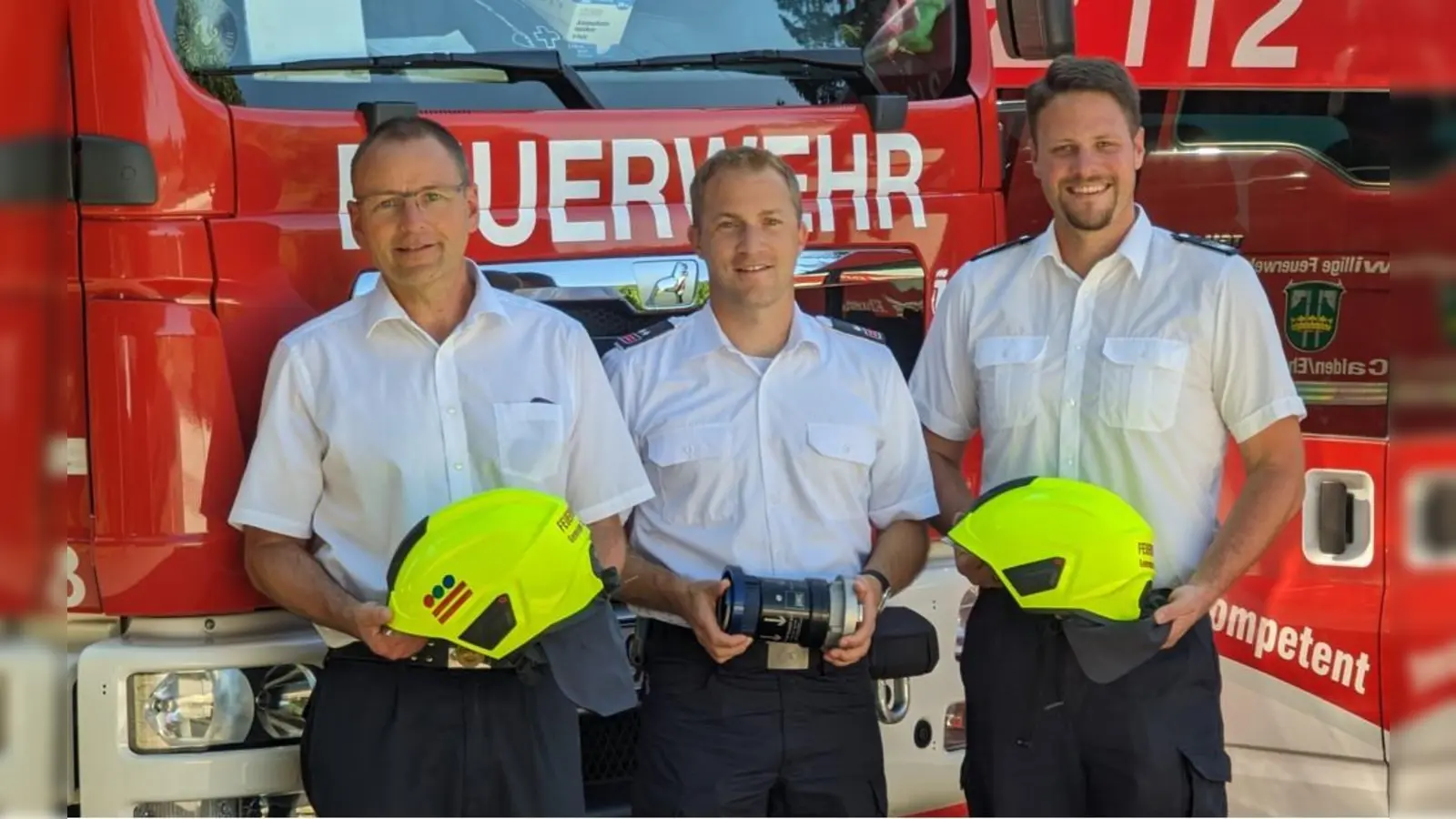 (v.l.) 1. stellvertretender Gemeinebrandinspektor Frank Lindner, 2. stellvertretender Gemeindebrandinspektor Stefan Weimar, Gemeindebrandinspektor Kevin Klinge zeigen die neue Ausrüstung. (Foto: Gemeinde Calden)