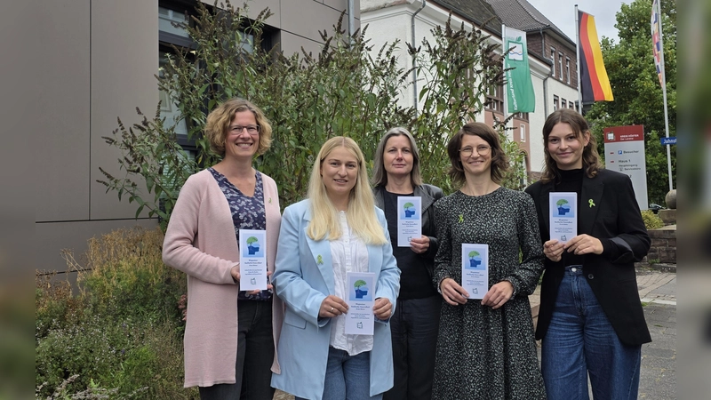Katrin Niemann (Abteilung Bildung und Integration des Kreises Höxter), Luisa Bahl (Psychiatriekoordinatorin Kreis Höxter), Cornelia Pätzold (Der Paritätische, Selbsthilfe-Büro Kreis Höxter), Silke Köster (Leiterin der LWL-Beratungsstelle in Warburg) und Lara Merkel (Abteilung Gesundheitsvorsorge des Kreises Höxter). (Foto: Kreis Höxter)
