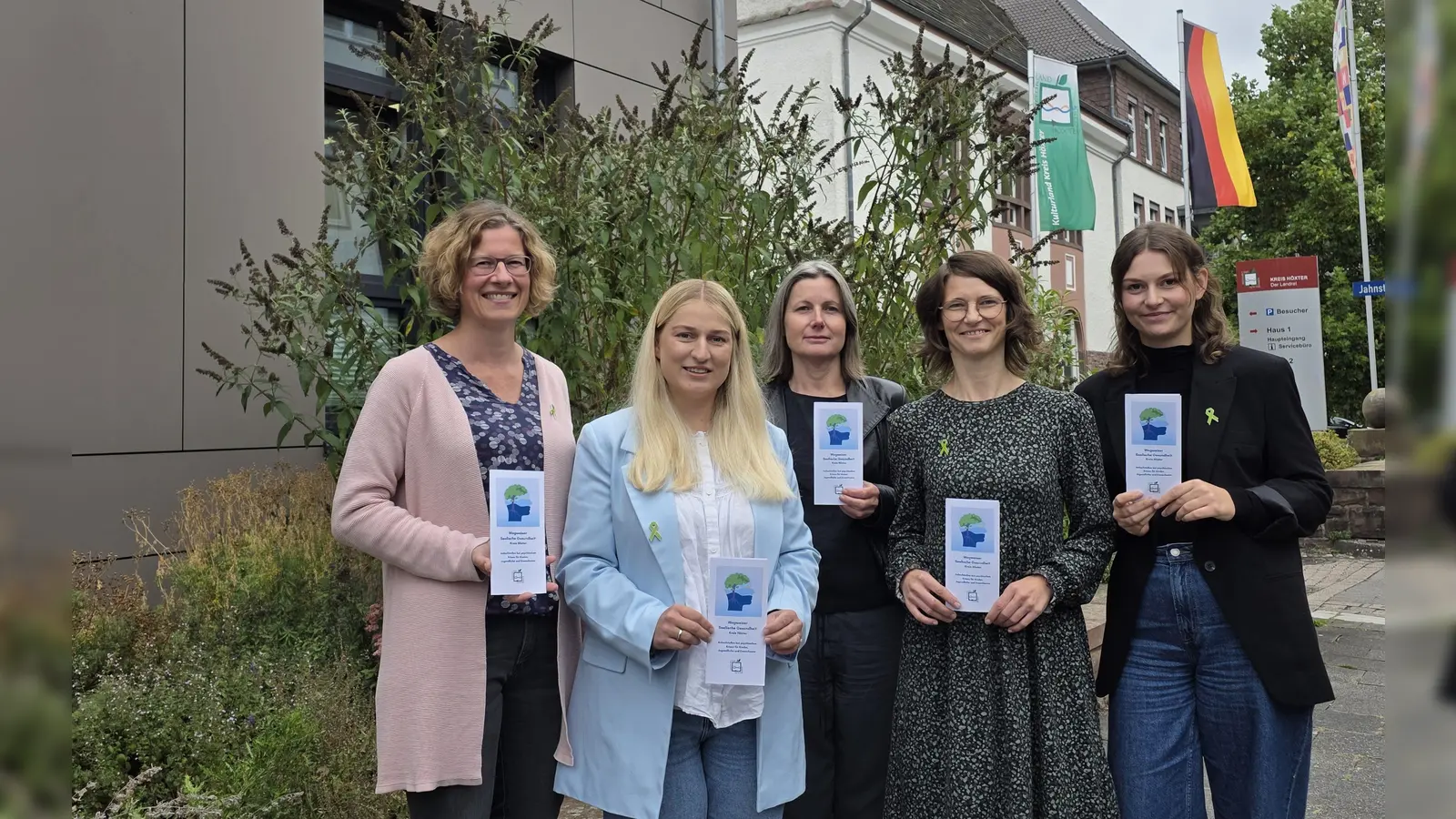 Katrin Niemann (Abteilung Bildung und Integration des Kreises Höxter), Luisa Bahl (Psychiatriekoordinatorin Kreis Höxter), Cornelia Pätzold (Der Paritätische, Selbsthilfe-Büro Kreis Höxter), Silke Köster (Leiterin der LWL-Beratungsstelle in Warburg) und Lara Merkel (Abteilung Gesundheitsvorsorge des Kreises Höxter). (Foto: Kreis Höxter)