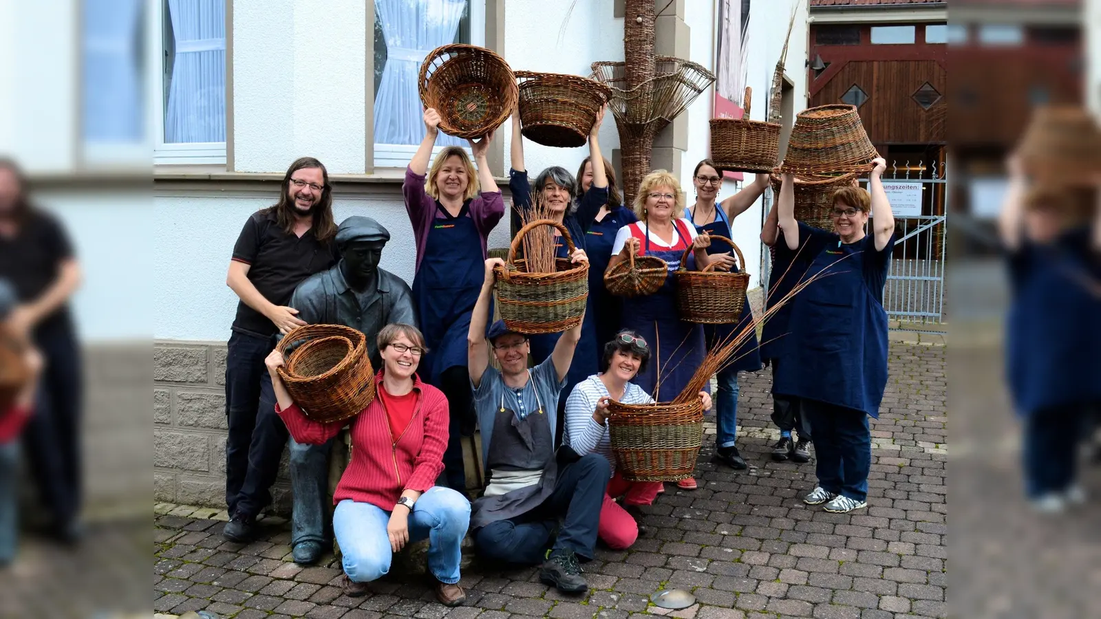 Teilnehmer des Flechtsommers mit ihren selbstgefertigten Körben. (Foto: Foto: Korbmacher-Museum)