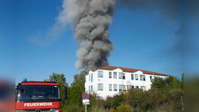 Großbrand am Freitagvormittag zerstört Werkshalle. (Foto: Stefan Bönning)