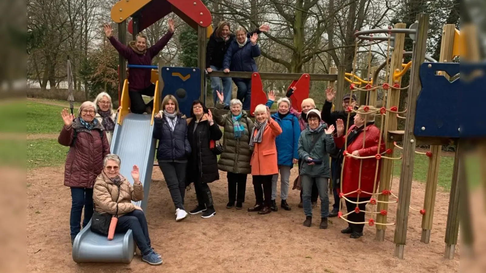 Die Angehörigengruppe Café Memory beim kreativen Spaziergang (Foto: privat)