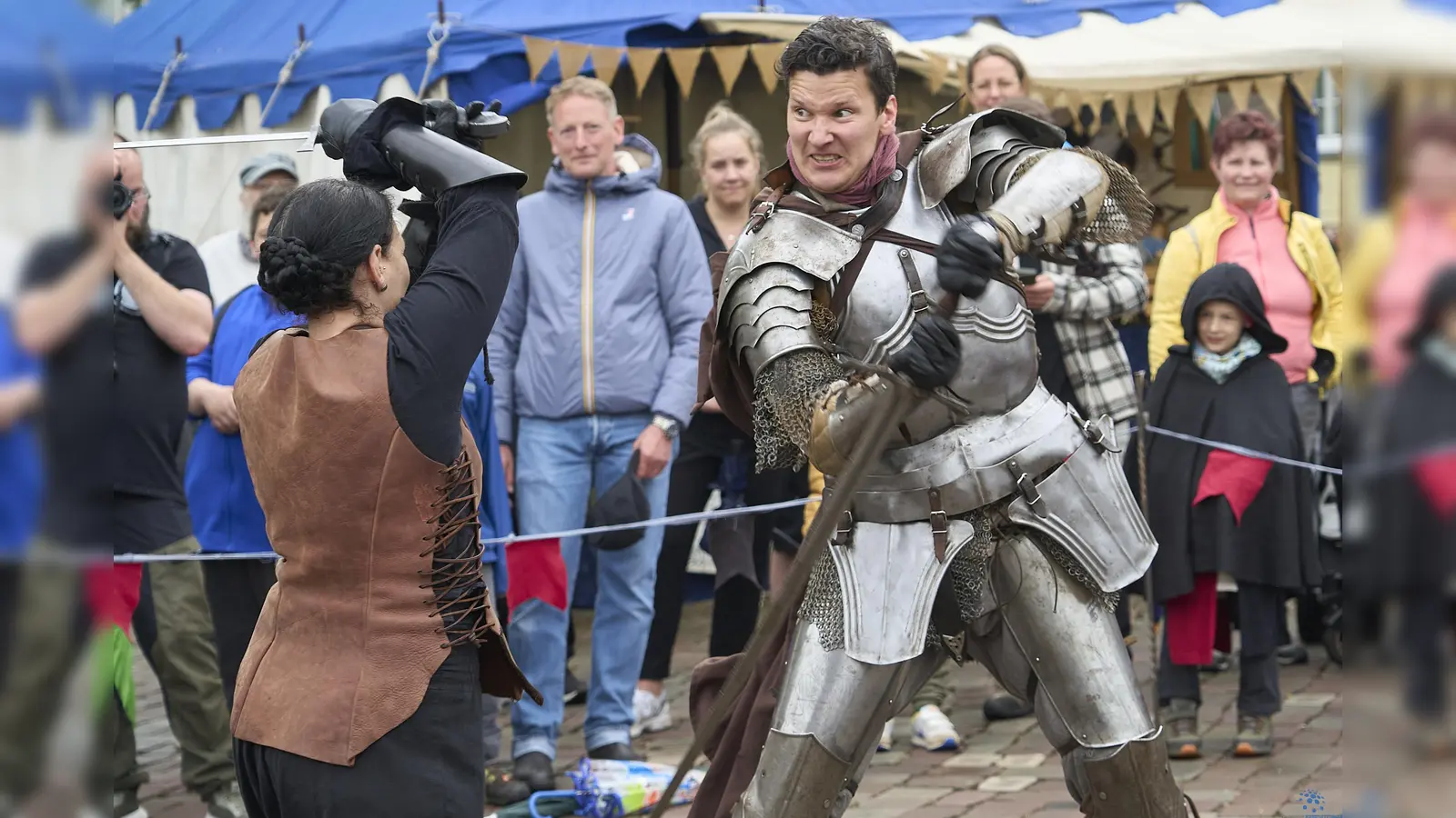 Abenteuerliche Gestalten in historischer inspirierter Gewandung flanieren am kommenden Wochenende anläßlich des Hansefestes in der Warburger Innenstadt. (Foto: Stefan Bönning)