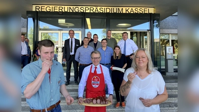Regierungspräsident Dr. Christoph Ullrich (Gießen; hinten links) und Regierungspräsident Mark Weinmeister (Kassel; hinten rechts) freuen sich mit (von links) Felix Köhler, Daniel Wagner, Jakob Beck, Stefan Völker, Fritz Kästel (vorne Mitte), Volker Luckhardt, Janosch Beck, Katharina Koch, und Sabine Döring (Wurst Wiegand). (Foto: RP Gießen)