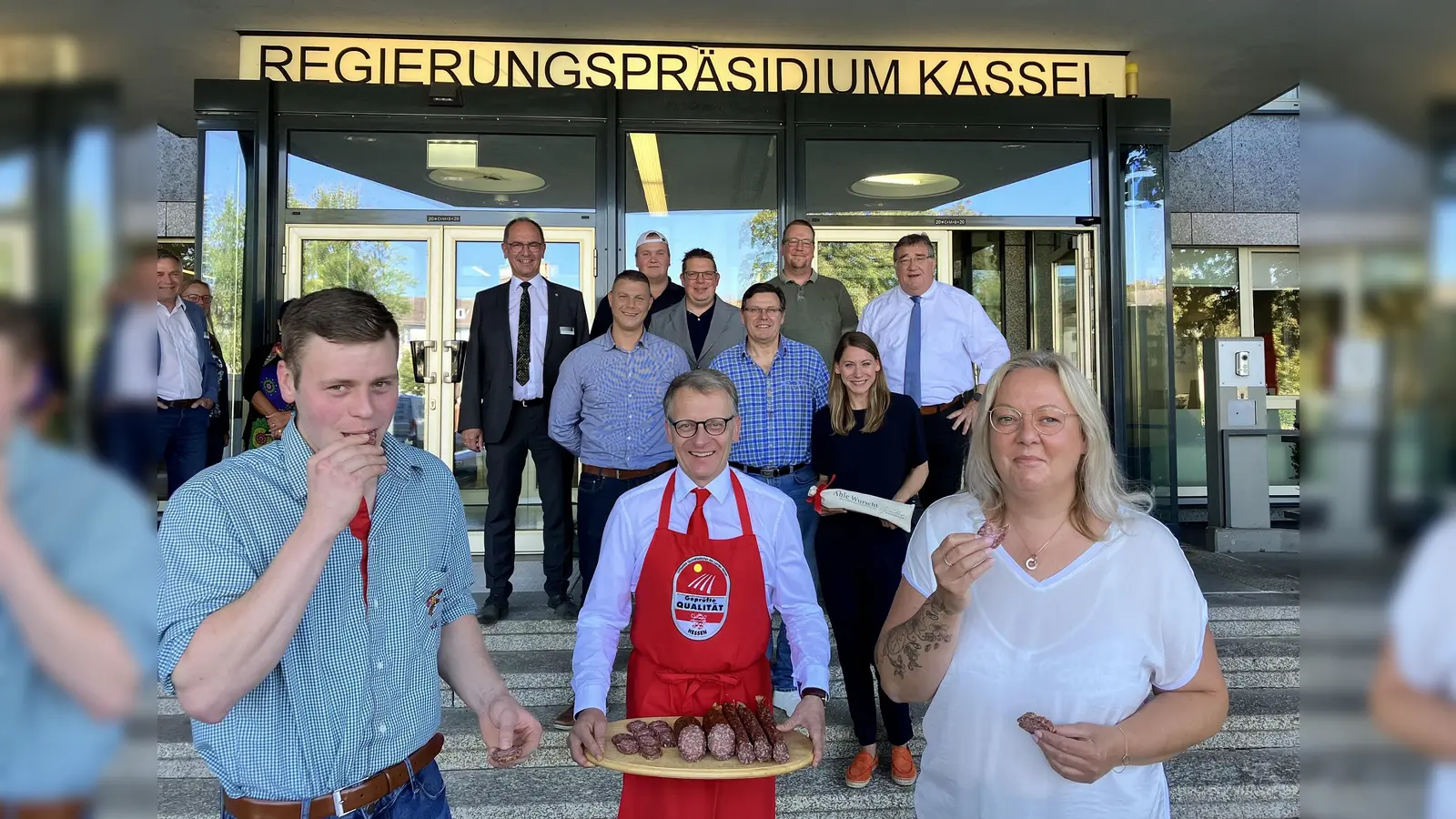 Regierungspräsident Dr. Christoph Ullrich (Gießen; hinten links) und Regierungspräsident Mark Weinmeister (Kassel; hinten rechts) freuen sich mit (von links) Felix Köhler, Daniel Wagner, Jakob Beck, Stefan Völker, Fritz Kästel (vorne Mitte), Volker Luckhardt, Janosch Beck, Katharina Koch, und Sabine Döring (Wurst Wiegand). (Foto: RP Gießen)