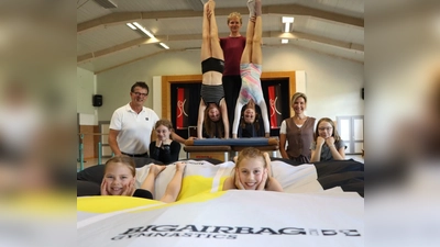 Airbag-Premiere beim SC Schoningen: Über die neue Trainingsmöglichkeit freuen sich (v. l.) Jörg Grabowsky, Ida Voges, Leonie Dornieden Louise Ide, Rita Riemenschneider, Anni Bunke, Emma Stöwsand, Leiterin vom KSN-Beratungscenter West/Uslar Katrin Burghardt und Elisa König. (Foto: privat)