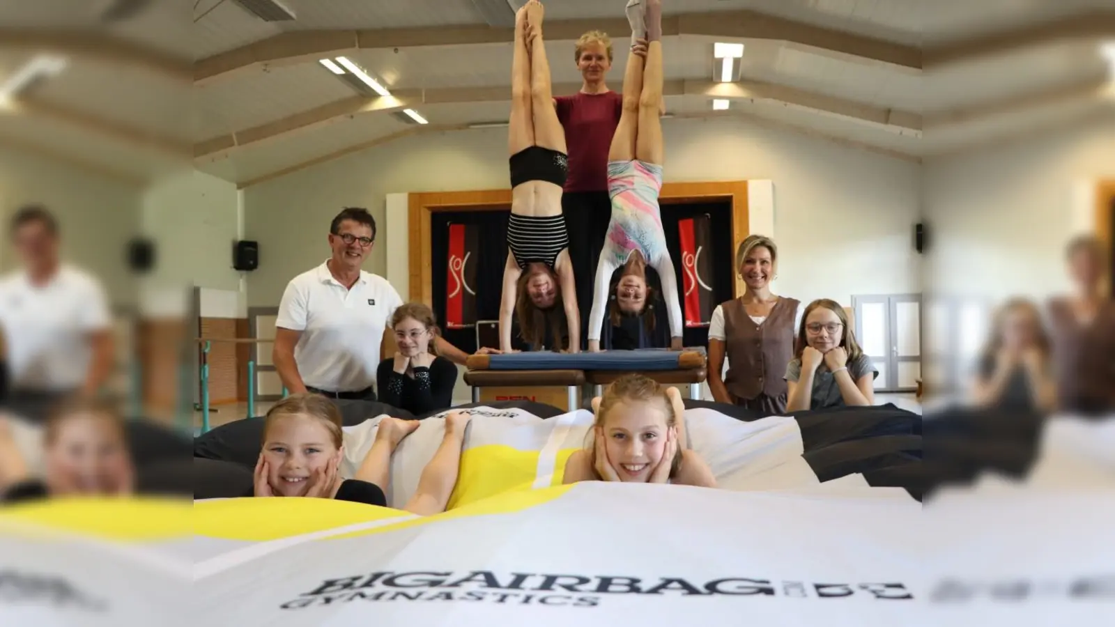 Airbag-Premiere beim SC Schoningen: Über die neue Trainingsmöglichkeit freuen sich (v. l.) Jörg Grabowsky, Ida Voges, Leonie Dornieden Louise Ide, Rita Riemenschneider, Anni Bunke, Emma Stöwsand, Leiterin vom KSN-Beratungscenter West/Uslar Katrin Burghardt und Elisa König. (Foto: privat)