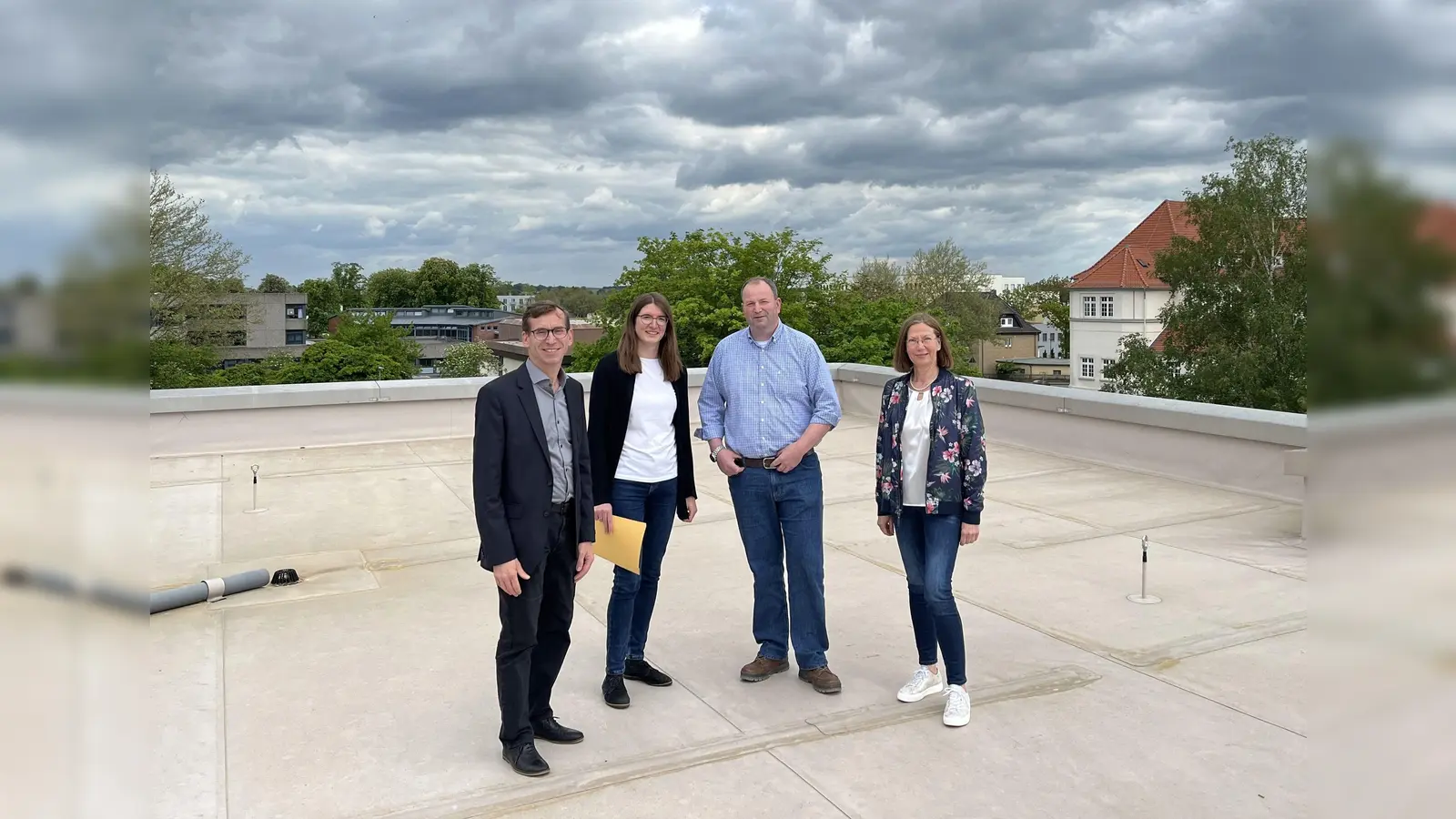 (v.l.) Bürgermeister Tobias Scherf, Klimaschutzbeauftragte Annika Schmitt, Bauamtsleiter Ulrich Klare und Susanne Krekeler, Leiterin des Hüffertgymnasiums.  (Foto: Julia Sürder)