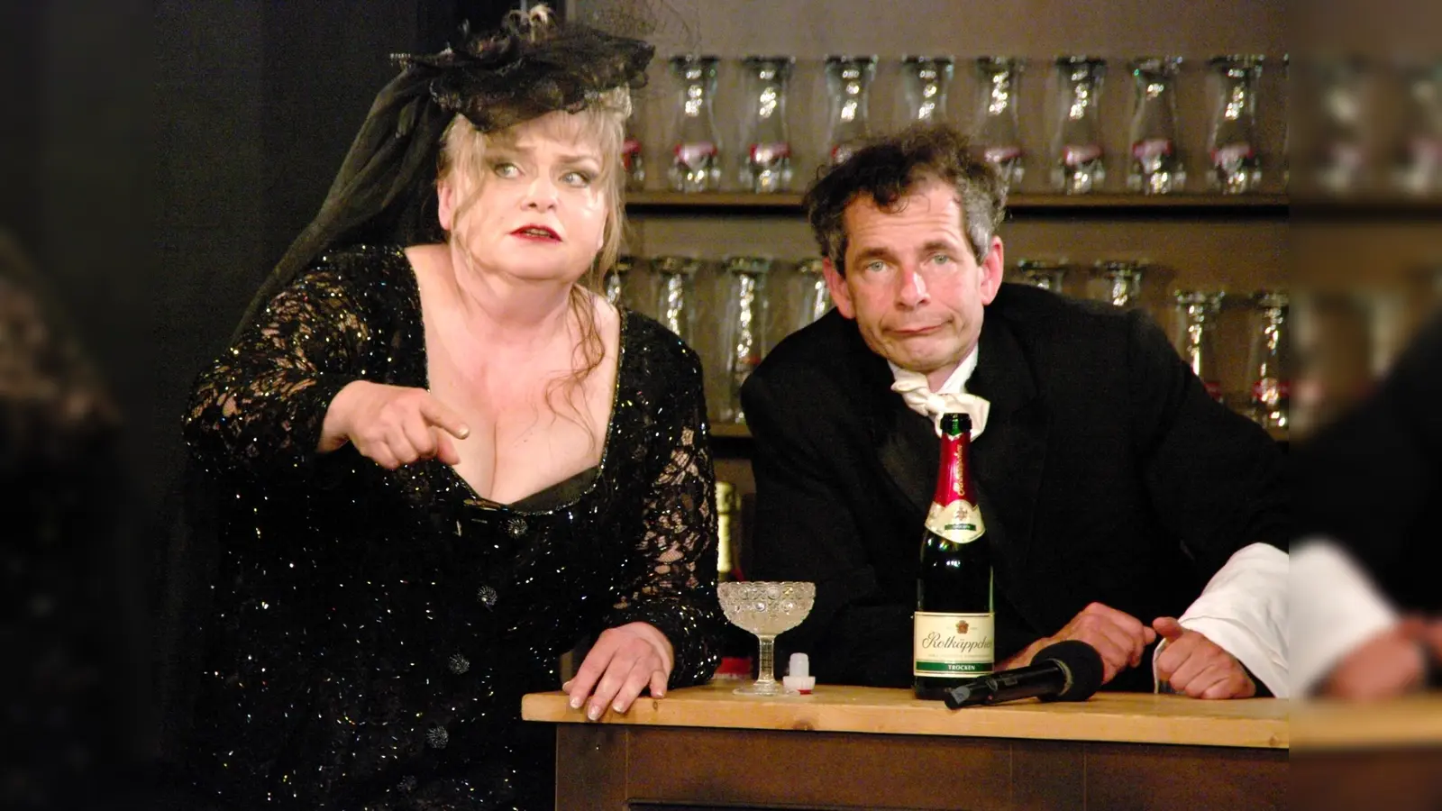Eva-Maria Ferber als Fürstin und Götz Lautenbach als Kneipenwirt Franz.  (Foto: Theater ?dolce vita?, Kulturkreis Lauenförde e.V.)