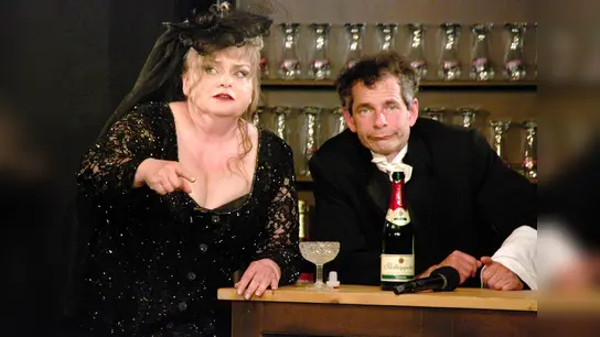 Eva-Maria Ferber als Fürstin und Götz Lautenbach als Kneipenwirt Franz.  (Foto: Theater ?dolce vita?, Kulturkreis Lauenförde e.V.)